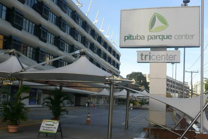 Fachada do Pituba Parque Center, unidade Vidal Joias no Itaigara